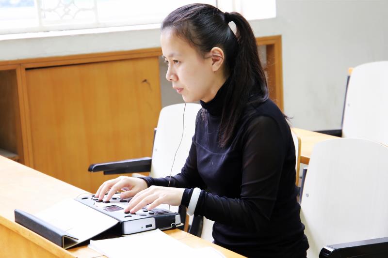 自强与助残脱贫故事：武汉理工大学盲人研究生黄莺——心中有光世界就亮了起来(图1)