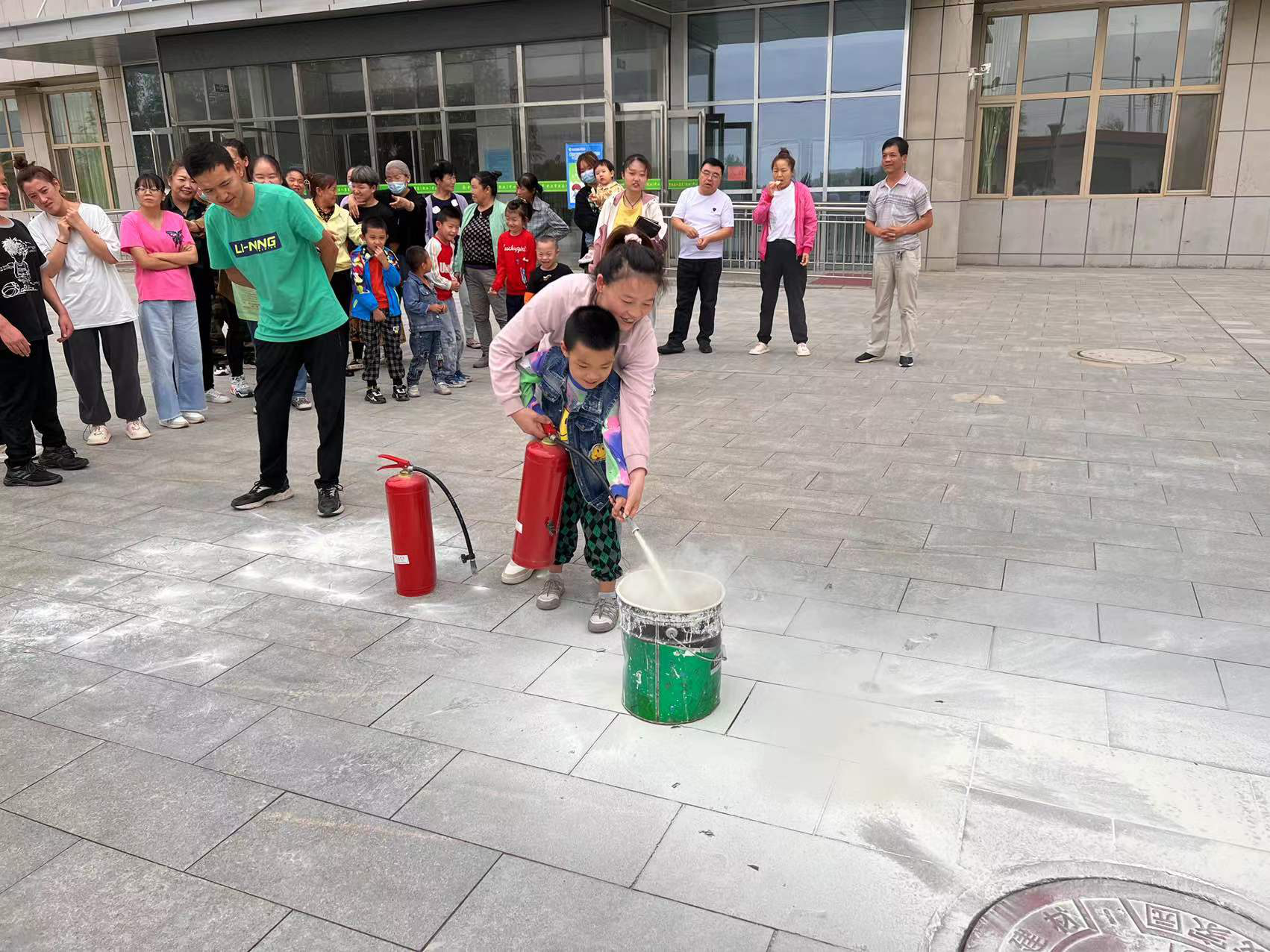 警钟常鸣，防患于未“燃” ——中卫市残疾人康复中心开展消防应急演练(图3)