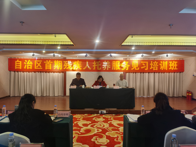 图为培训班开班式