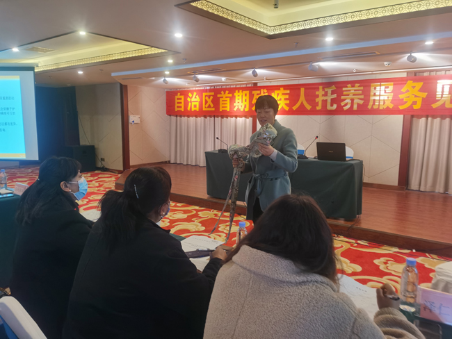 图为白卫红老师在讲授实操内容