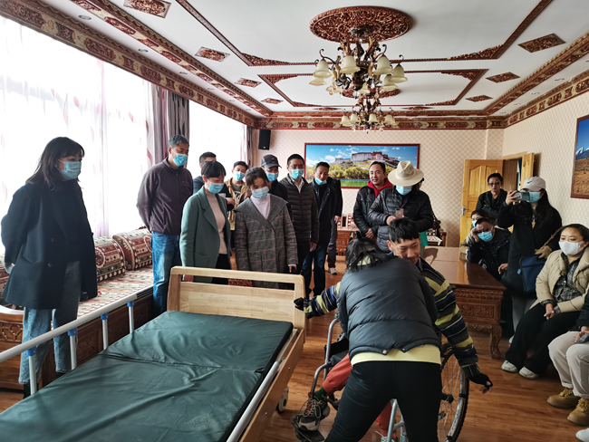 图为托养护理实操教学