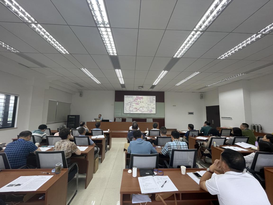 专题党课授课现场