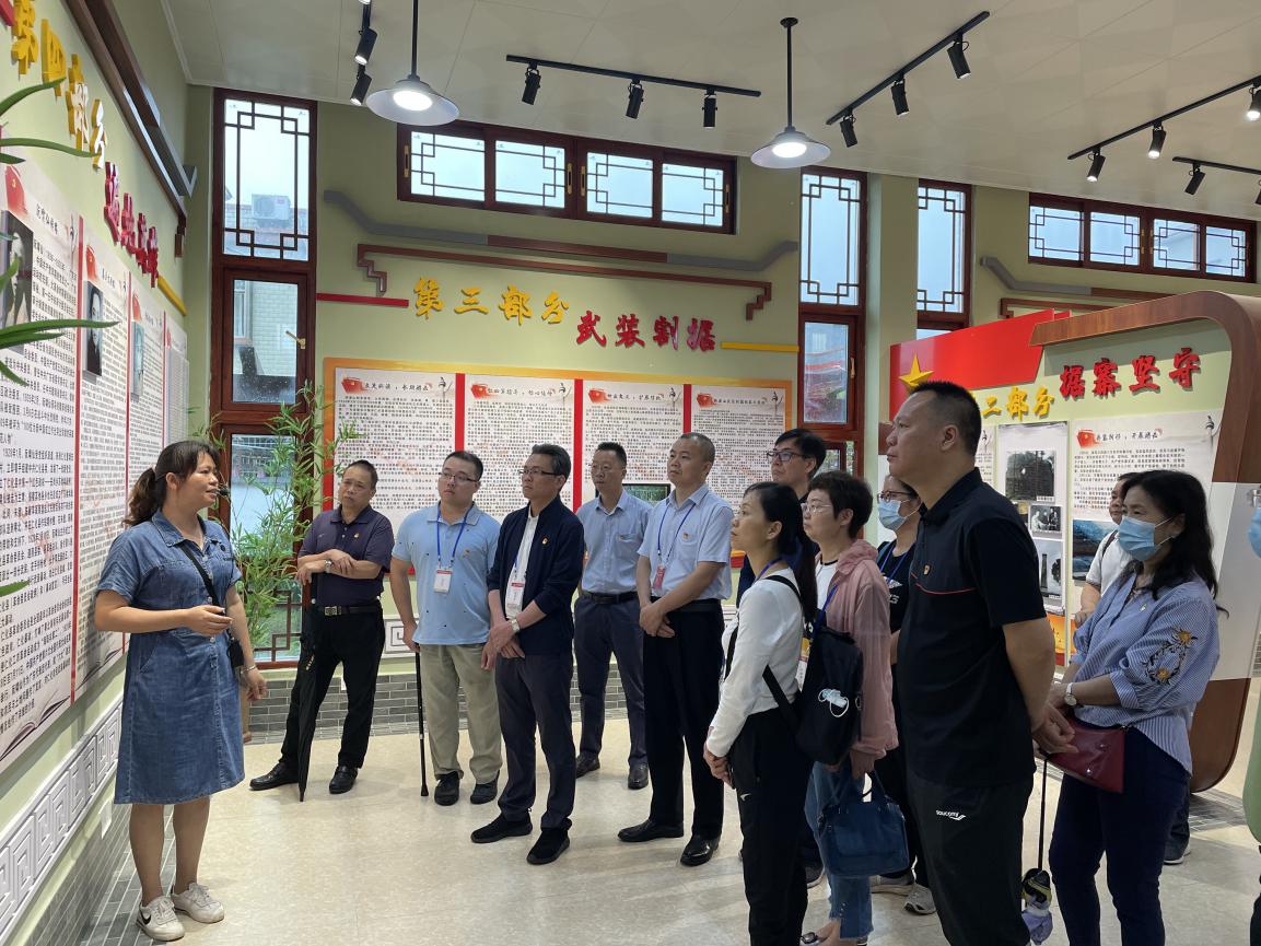 参观安岗村党员红色教育展馆