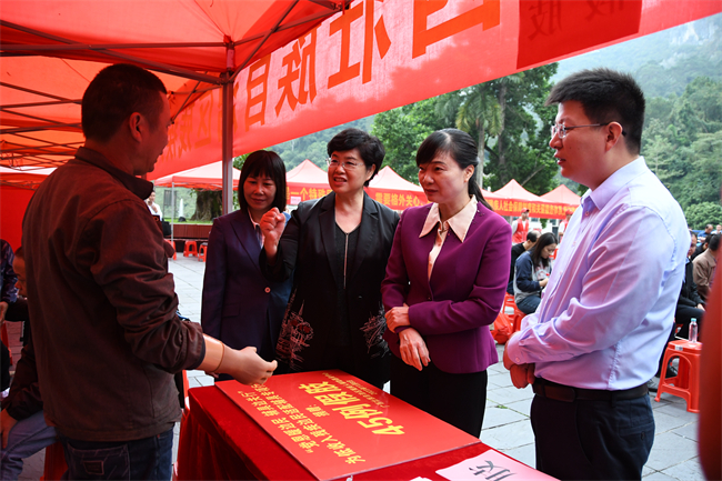 图为出席活动领导与受助残疾边民亲切交流 图为出席活动领导与受助残疾边民亲切交流