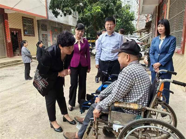 图为出席活动领导到残疾边民家中慰问 图为出席活动领导到残疾边民家中慰问