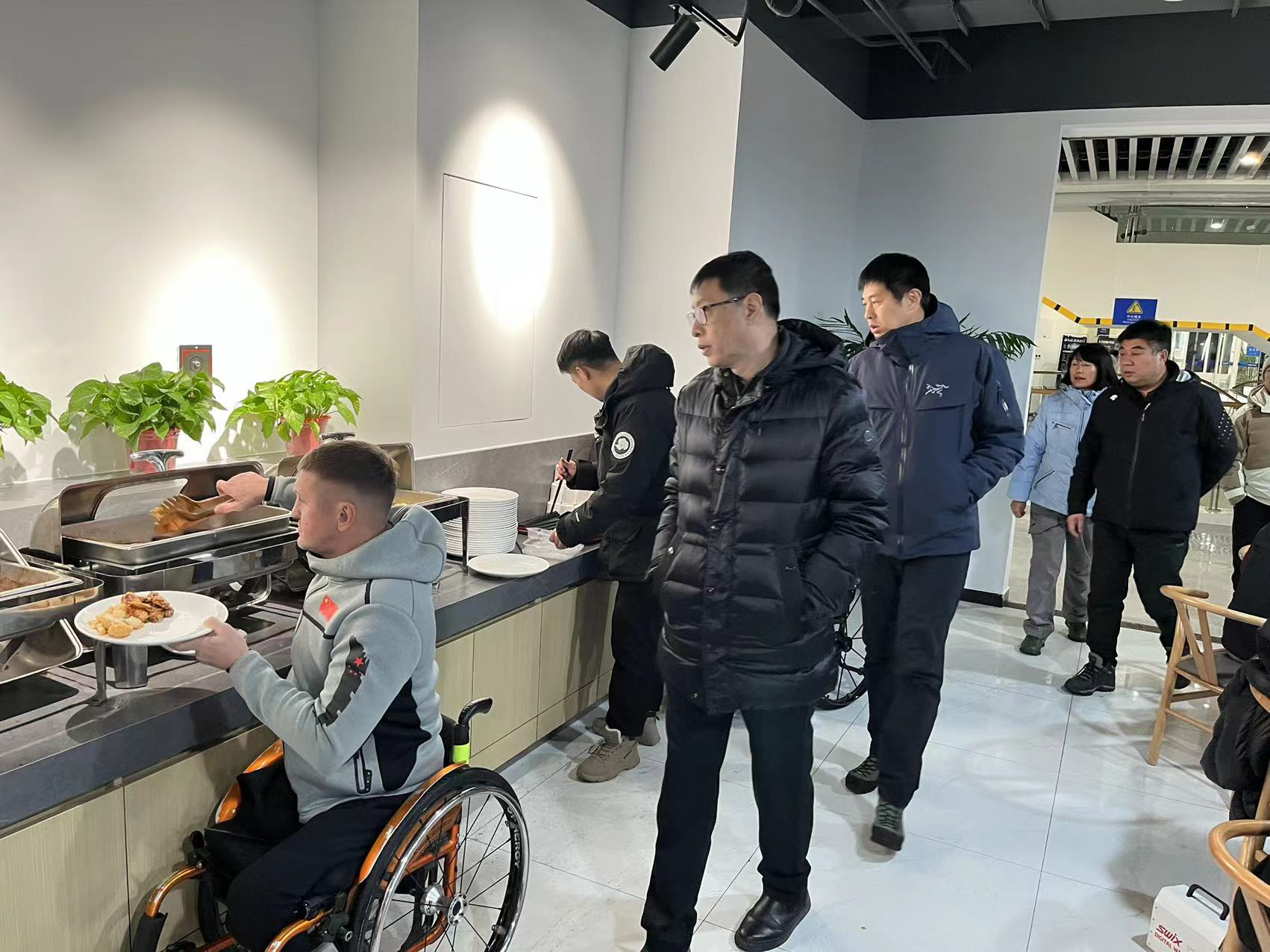 图为调研组实地了解冬季项目国家队餐饮情况
