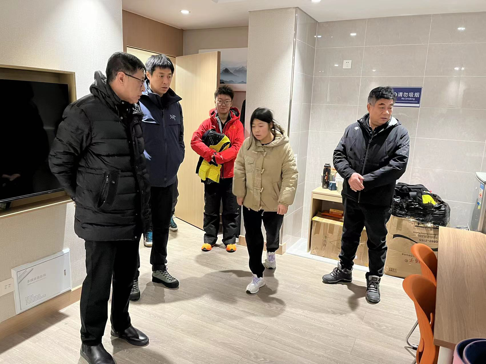 图为调研组实地了解冬季项目国家队住宿情况