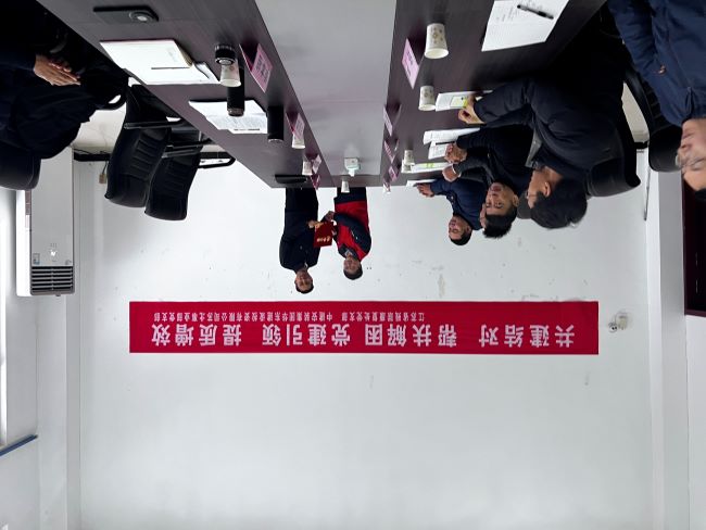 图为座谈会现场 图为座谈会现场
