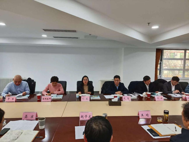 图为座谈会现场 图为座谈会现场