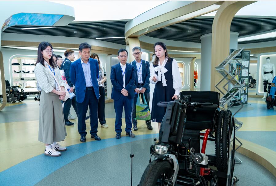 图为澳门社会服务团体负责人交流团在湖北省残疾人辅具中心参观