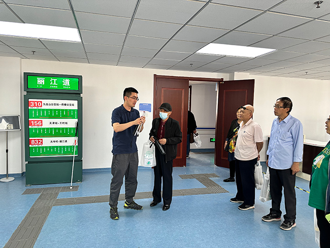 图为视力残疾人定向行走