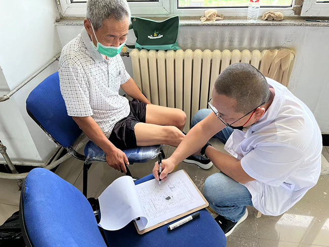 图为缺肢患者假肢装配