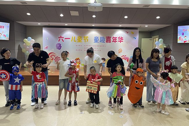 图为听障儿童环保秀