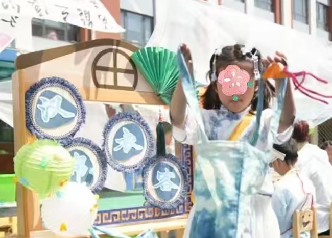 图为特殊儿童体验古法扎染