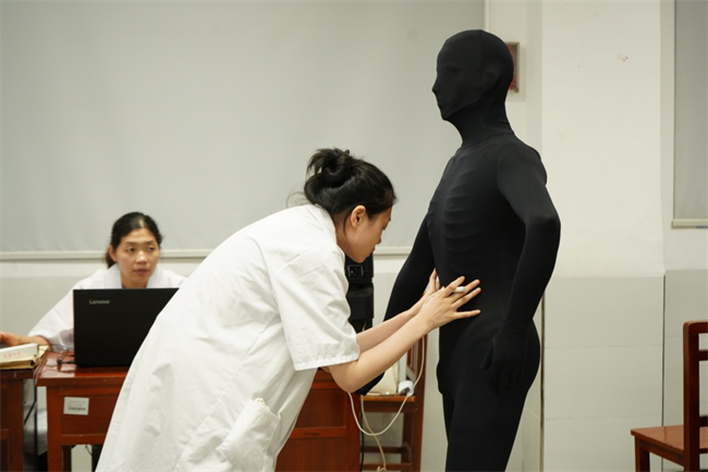 图为盲人医疗按摩人员考试实践技能考试现场