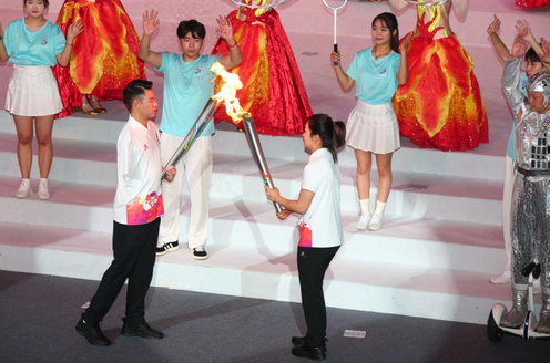 图为巴黎残奥会重庆籍残疾运动员们进行火炬传递