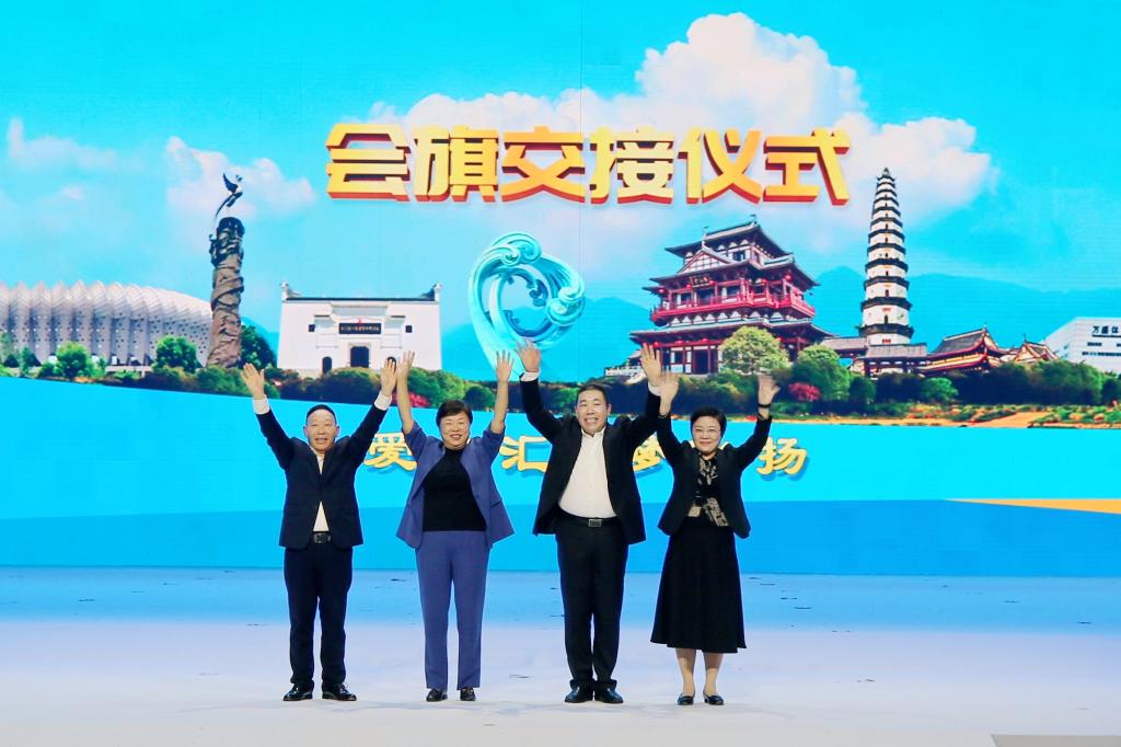 图为会旗交接仪式