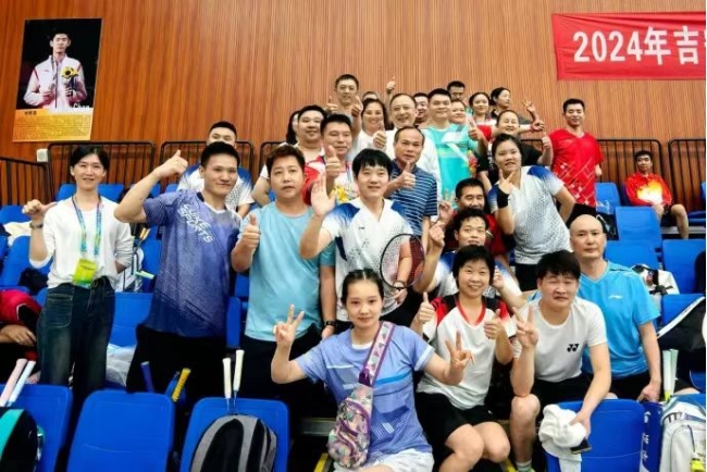 图为省残联党组书记、理事长何剑锋与残疾运动员合影留念