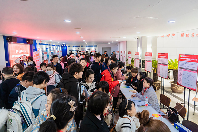 图为招聘活动现场 图为招聘活动现场