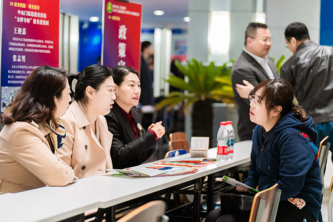 图为开展职业指导服务 图为开展职业指导服务