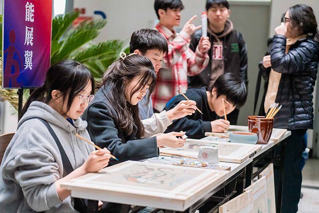 图为残疾学生技能展示 图为残疾学生技能展示