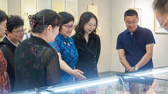 图为残疾人非遗传承人讲解作品