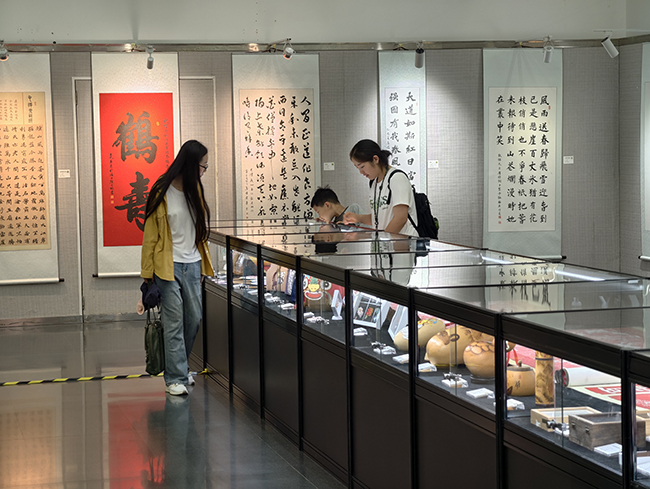 图为观众欣赏非遗作品