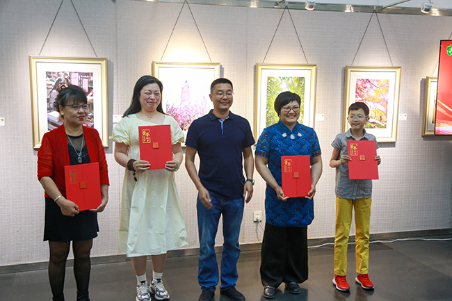 图为颁发入展作品荣誉证书