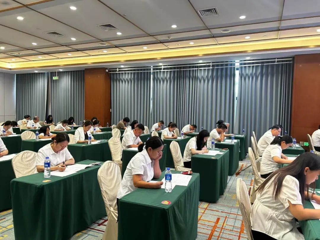 图为笔试初赛现场
