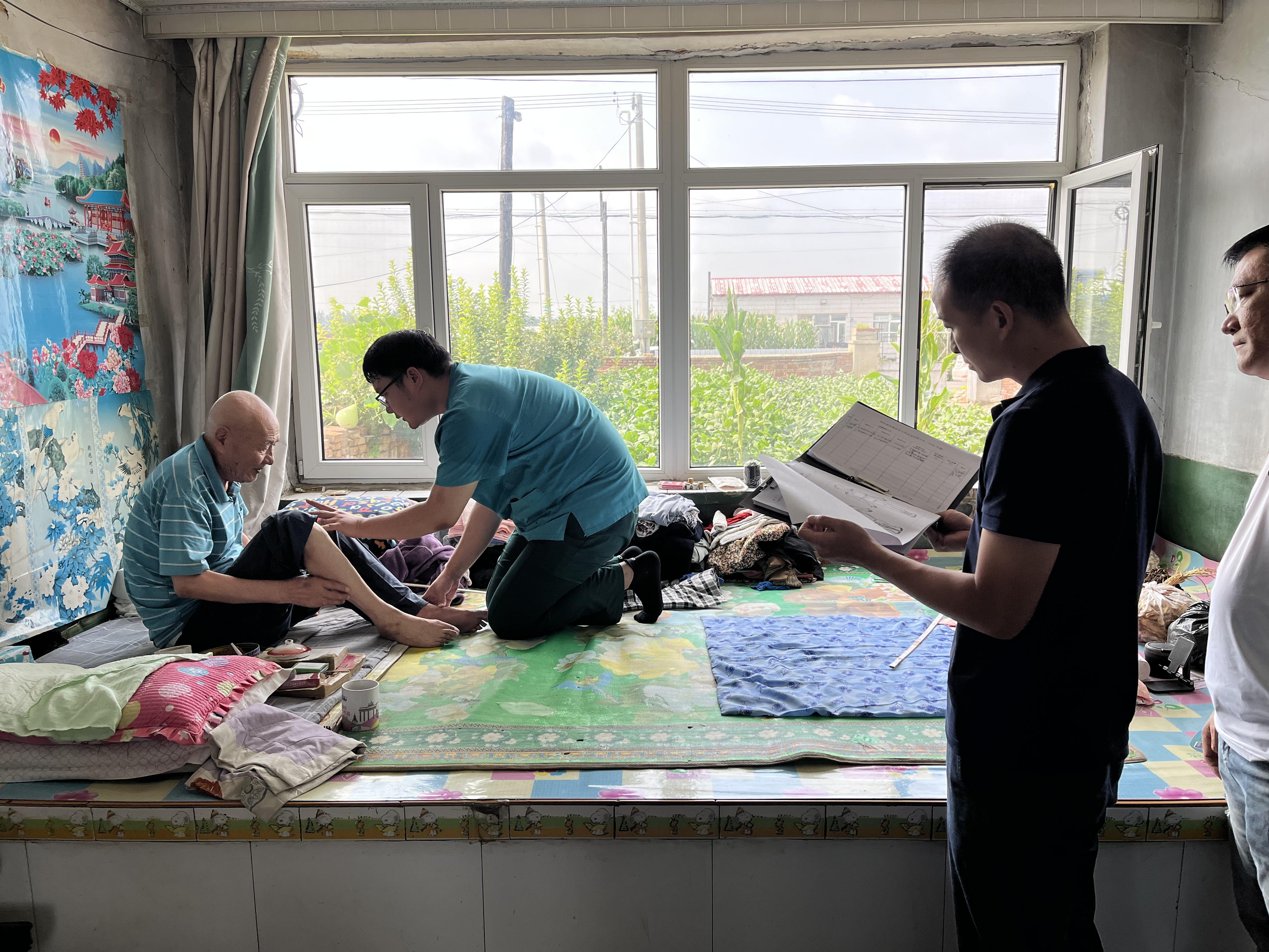 图为入户康复服务现场