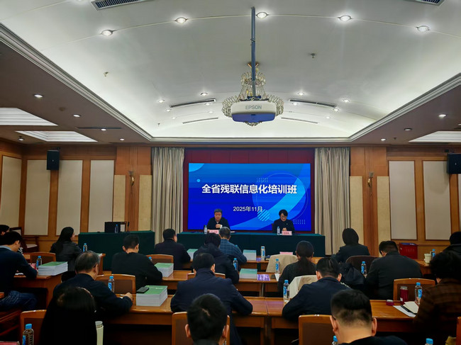 图为培训现场 图为培训现场