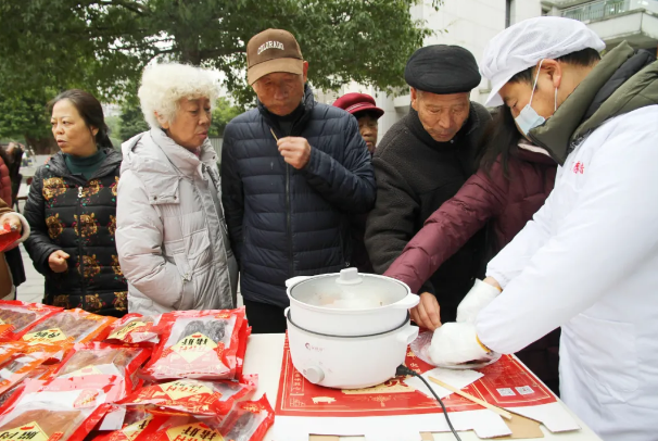 图为展销活动现场 图为展销活动现场
