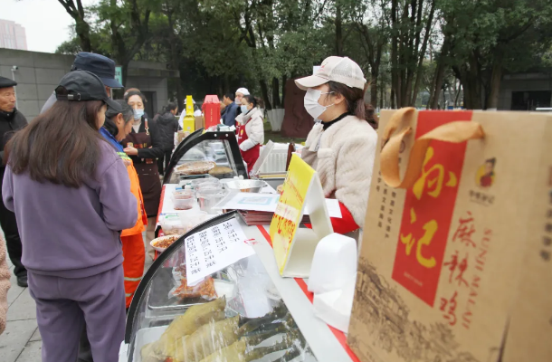 图为展销活动现场 图为展销活动现场