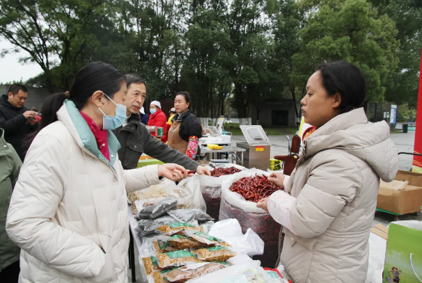 图为展销活动现场 图为展销活动现场