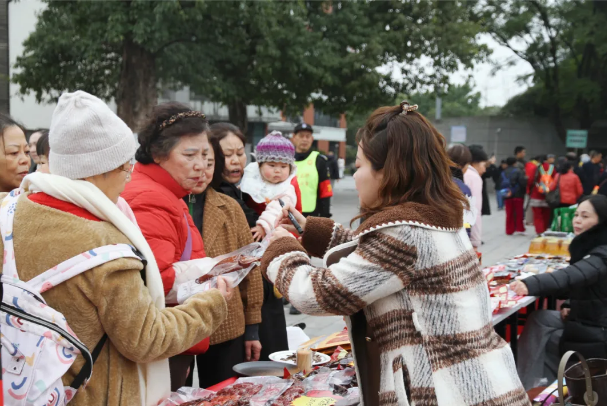 图为展销活动现场 图为展销活动现场
