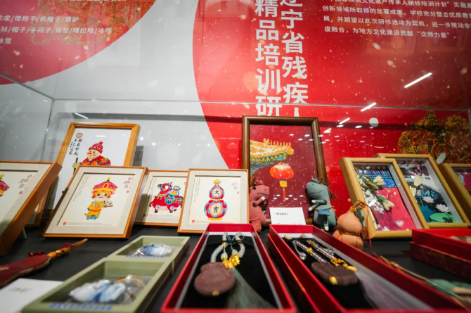 图为残疾人文创作品