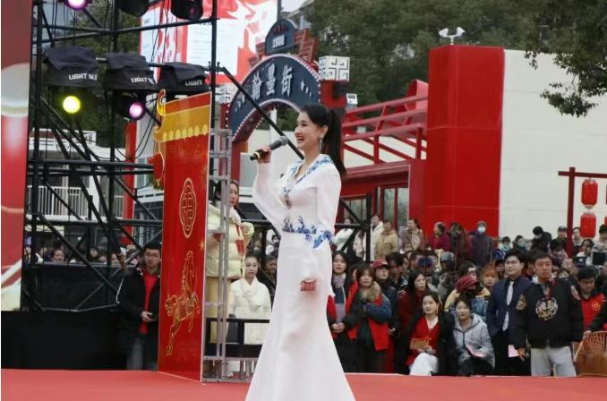 图为安庆市特殊教育学校盲人教师张晨登台献唱《幸福花鼓》