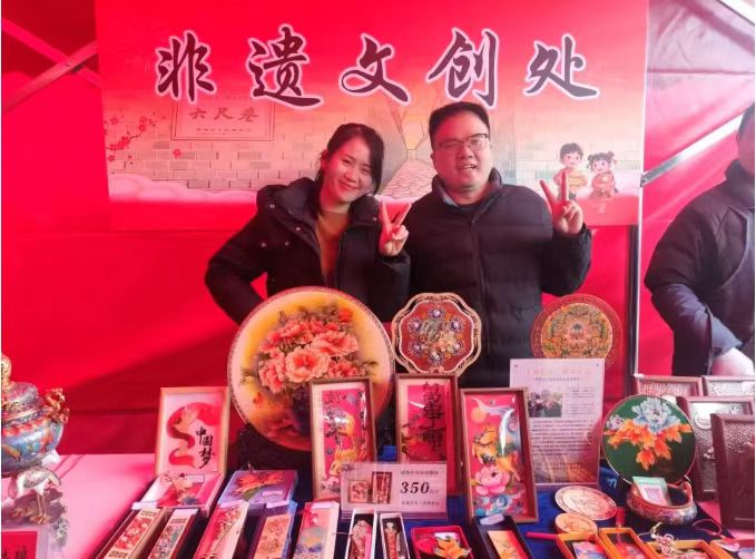 图为桐城市听障非遗传承人胡俊、吴龙娟夫妇携掐丝珐琅挂件、摆件等作品亮相非遗市集