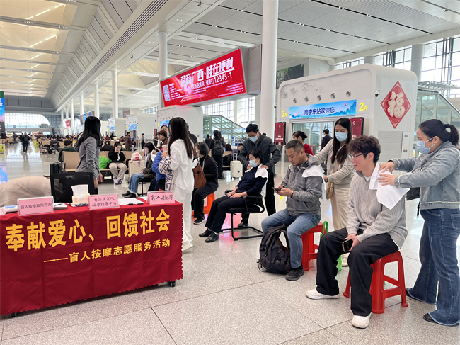 图为志愿服务活动现场