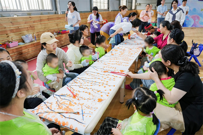 图为孩子们共同绘画