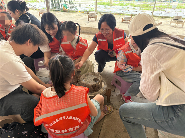 图为体验豆浆制作