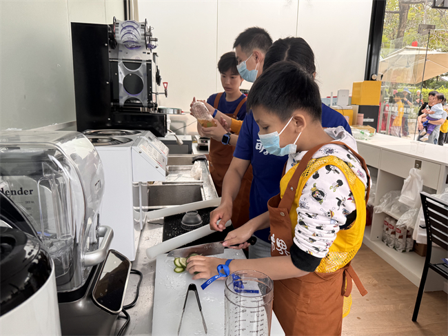 图为亲手体验饮品制作