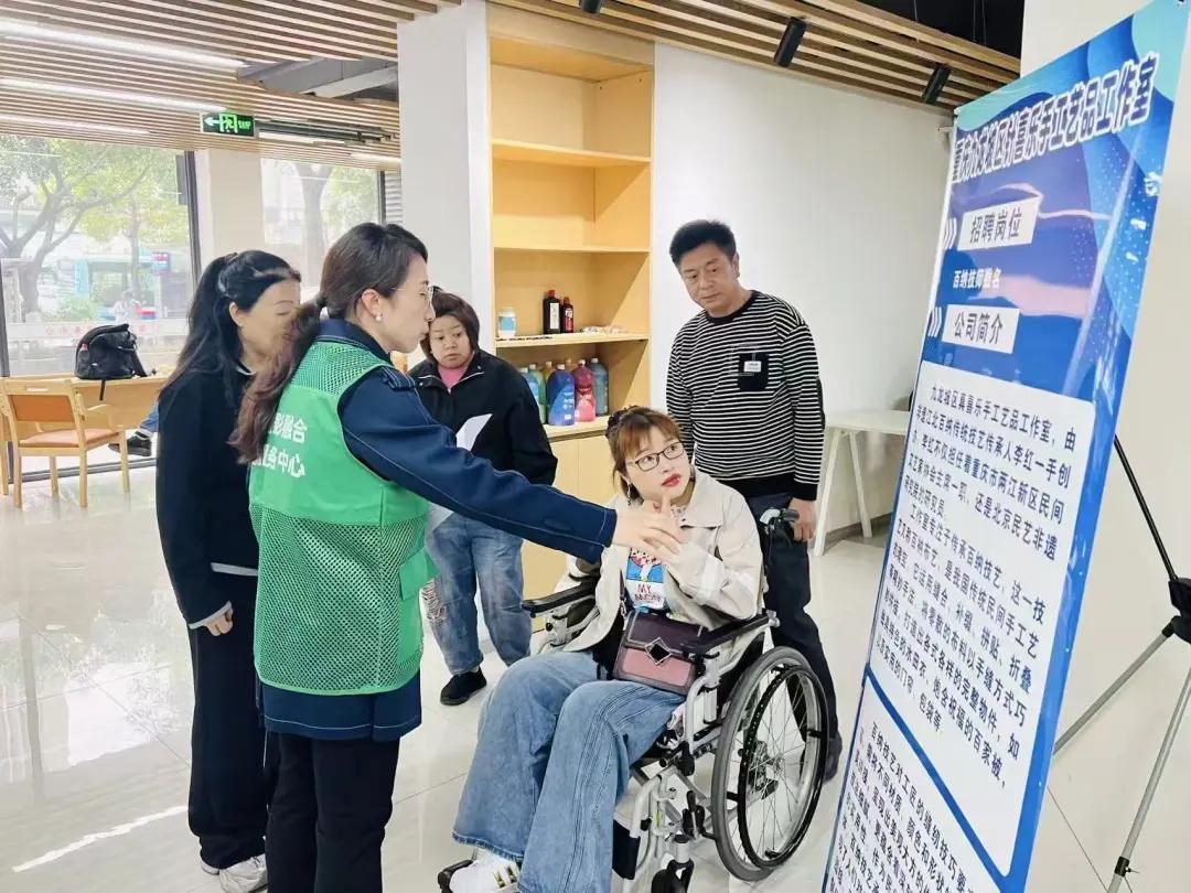 图为招聘活动现场