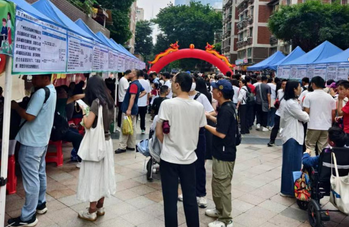 图为招聘会现场 图为招聘会现场