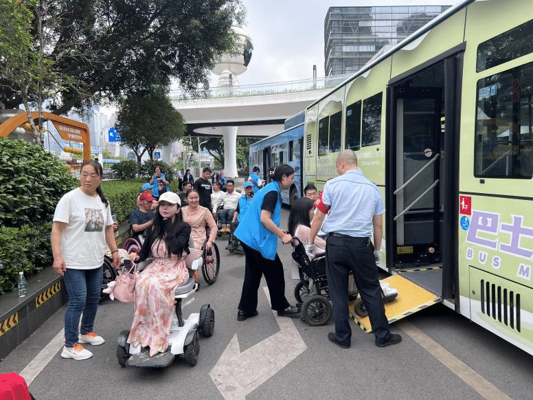 图为志愿者陪同参会代表乘坐无障碍巴士 图为志愿者陪同参会代表乘坐无障碍巴士