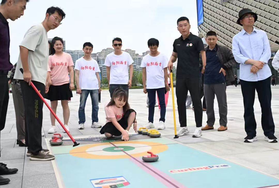 图为残疾人正在参加趣味运动 图为残疾人正在参加趣味运动