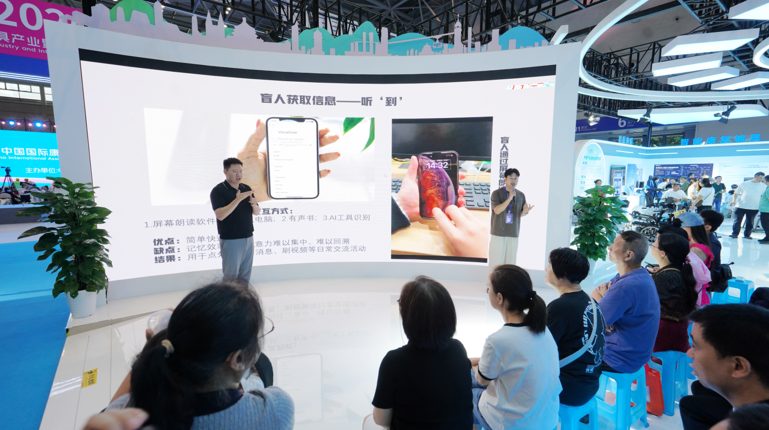 图为活动现场 图为活动现场