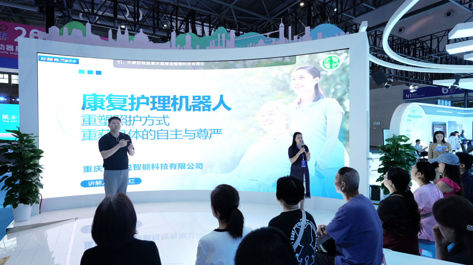 图为活动现场 图为活动现场