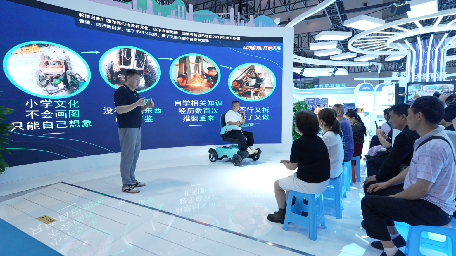 图为活动现场 图为活动现场