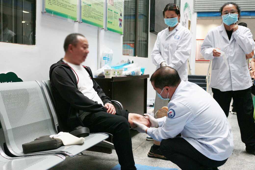 图为集中开展假肢评估与取模适配服务